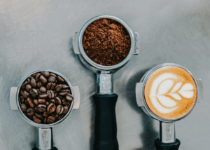 come eliminare le macchie di caffe dai denti
